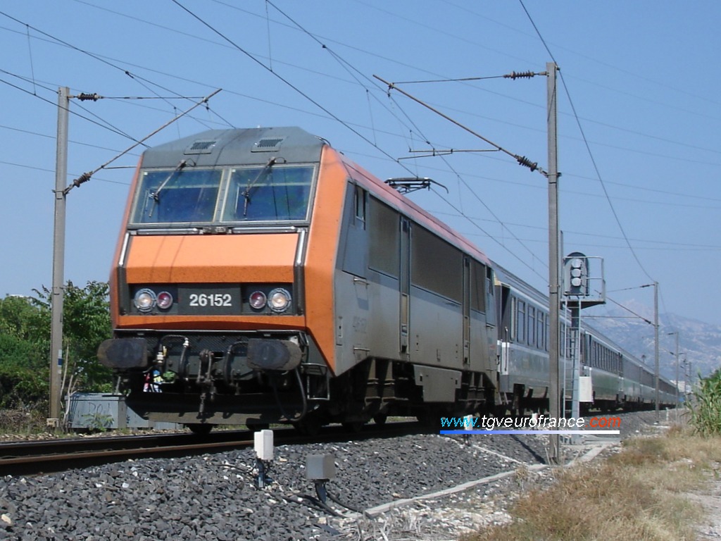 Une locomotive électrique française (série BB26000 SYBIC Alsthom) en tête du train Nice - Bordeaux près d'Aubagne