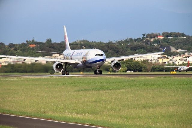 中華航空 A330-300(AE0983) 27跑道衝刺前往香港