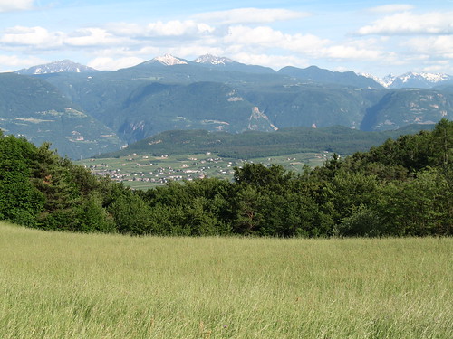 Blick vom Fahrrad kurz vor Perdonig nach Girlan und Montiggl sowie die Dolomiten