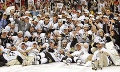 The Pittsburgh Penguins pose with the Stanley Cup