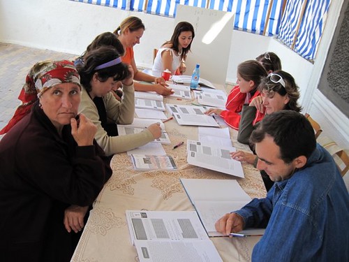Grupul de Profesori studiază limba Engleză după manualul EFNL la tabără