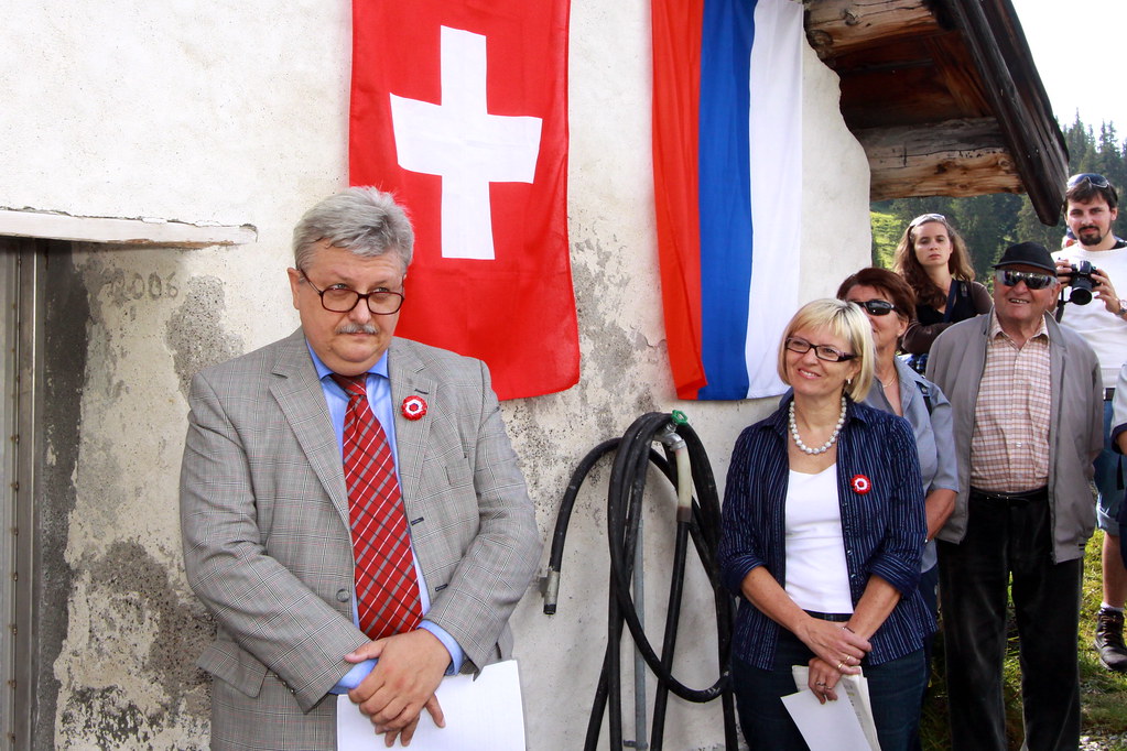 : Sergej Maguta bei der Suworow-Gedenktafel auf der Alp Ranasca 