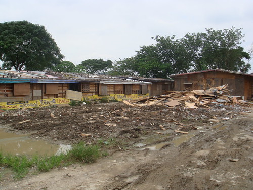 (南靖部落中於12日上午遭突襲拆除的2棟住屋，殘留的木板仍留在原處。陳寧攝)