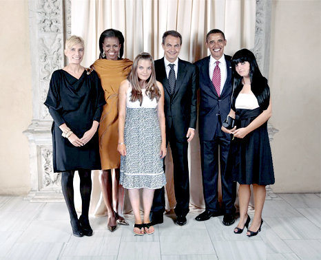 imagen de las hijas del presidente zapatero vestidas con ropa normal
