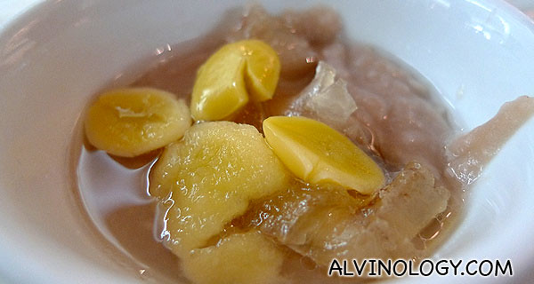 玻璃芋泥 - Tradition Teochew orh-ni dessert, complete with a silver of pig's fat, definitely not for health nuts