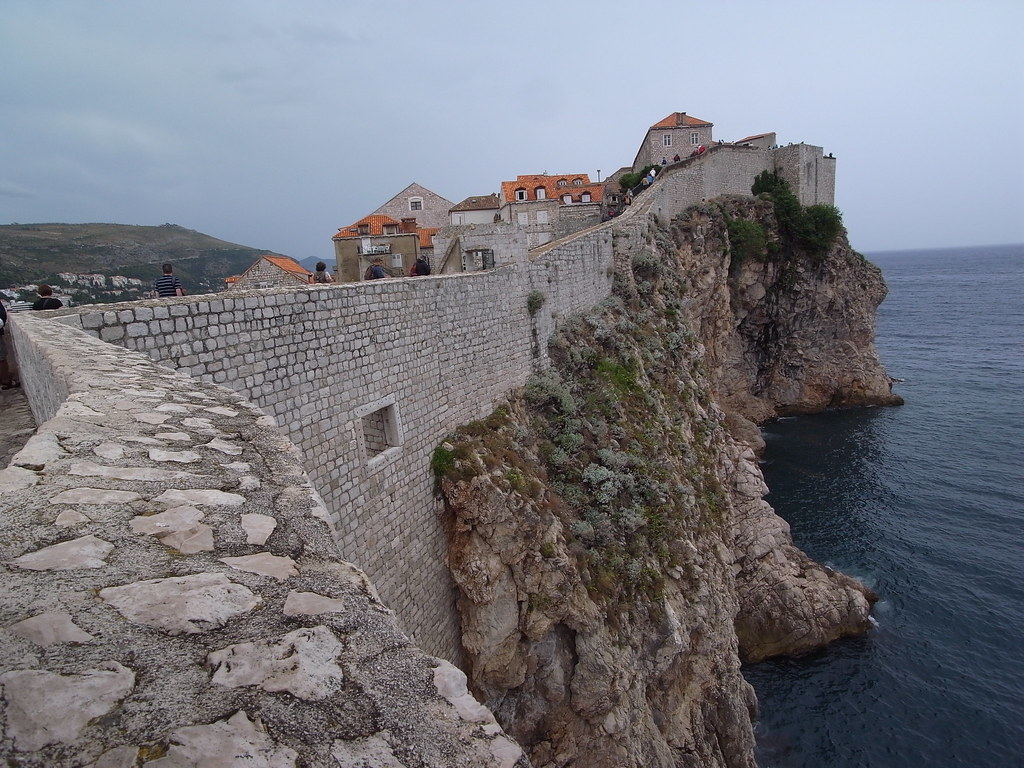 大-Dubrovnik5古城坐落海邊，沿山而建，城牆下面便是拍打山崖的海浪