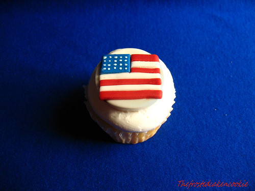 flag cupcake by jewelsb78(thefrostedcakencookie).