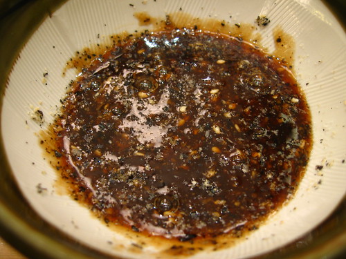 這是加了醬汁之後的芝麻粉，最後就是用這個來沾豬排