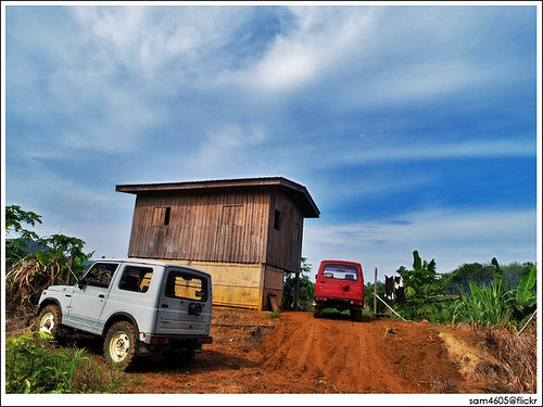 Suzuki Jimny SJ410, wooden house and Telupid