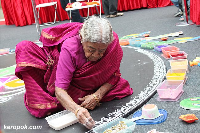 Lady creating a rangoli