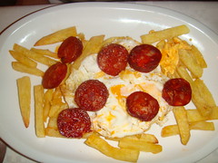 Huevos fritos con chorizo y patatas