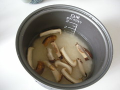 洗米後，加入香菇水及香菇切片