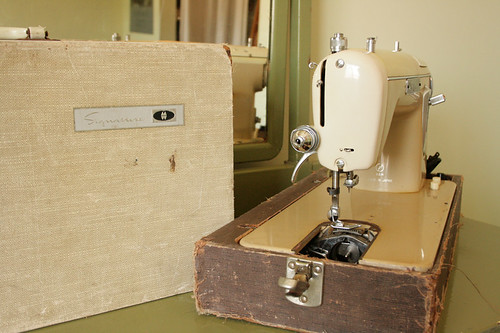 Montgomery Ward Signature Sewing Machine URR 251