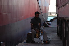 Μετανάστης περιμένοντας στο πατραϊκό λιμάνι την ευκαιρία να ταξιδέψει στη Δύση. Περισσότερα για την φωτογραφία στο Flickr.