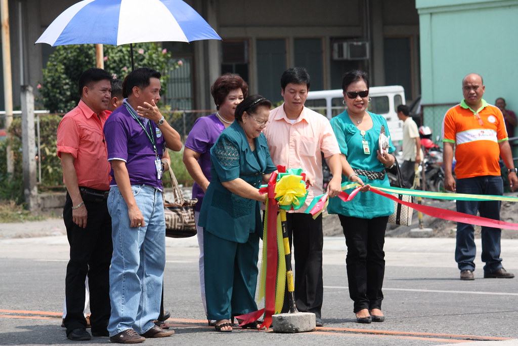 Vice Mayor Flor Congson cuts the ribbon across the National Highway fronting Landbank and Jollibee, assisted by City Hall Department Heads Rodilon Lacap and Jon Quimosing, together with Landbank Manager Luz Ecarma, among others. - photo by Kyawster