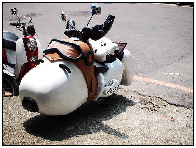 Snoopy motocycle