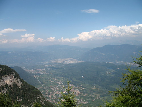 Blick von der Lawinen Spitze auf Kaltern, Bozen und die Dolomiten