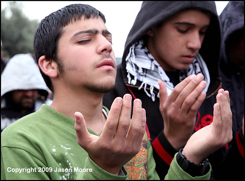 Palestinian Muslims Praying in Jerusalem by jasonmoore.
