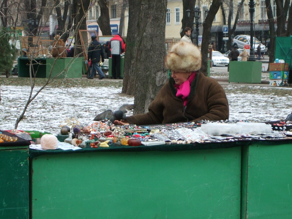 фото: Odessa: Market lady w/ pigeon