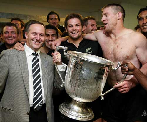 Gli All Blacks festeggiano la vittoria della Bledisloe Cup con il Primo Ministro Key
