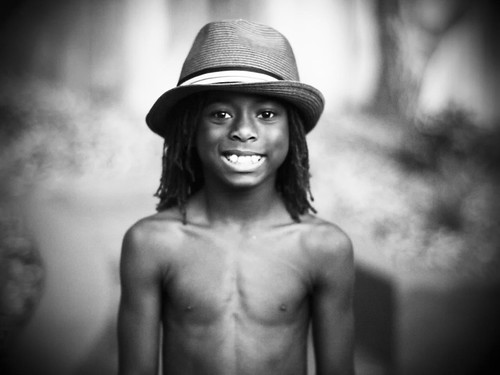 フリー画像|人物写真|子供ポートレイト|外国の子供|少年/男の子|笑顔/スマイル|帽子|モノクロ写真|フリー素材|