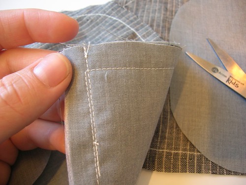 The blazer pockets are first underlinined in grey cotton, then lined in the same.