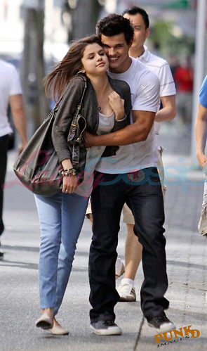 selena gomez and taylor lautner pictures. Taylor Lautner and Selena