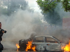 la policia incendia un carro en la Universidad  por Protesta
