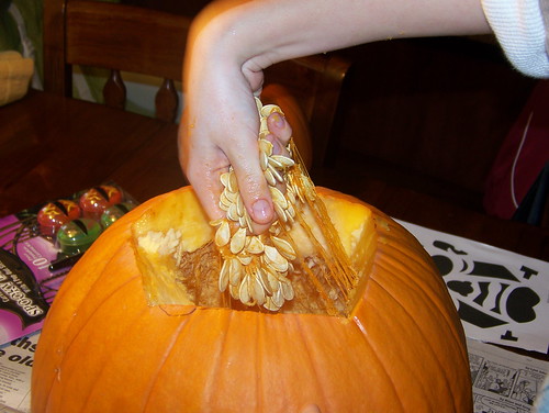 091027 Pumpkin Carving 05 - Spencer's hand