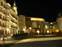 Andra Mari Zuriaren plaza gauez jende gitxi dagoenean