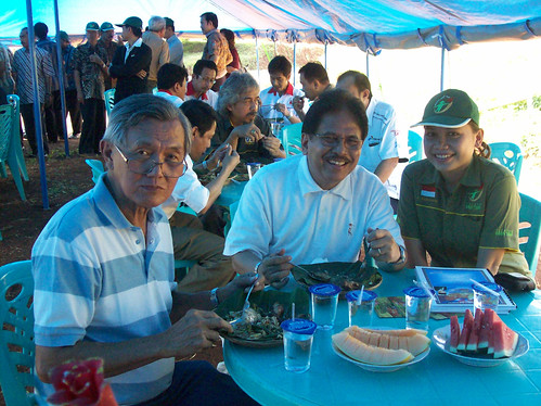 Budi Dharmawan, Sofyan Djalil, Sukma Irmanda OborTani have lunch