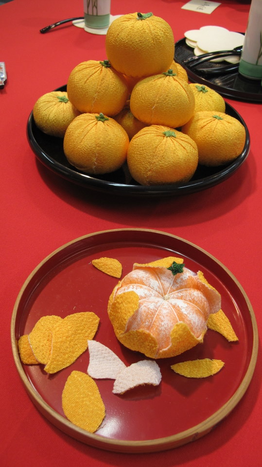 These mikan were good enough to eat. Wonderful display of artwork.