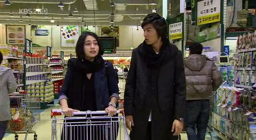 Jae Kyung mengajak Jun Pyo belanja di supermarket