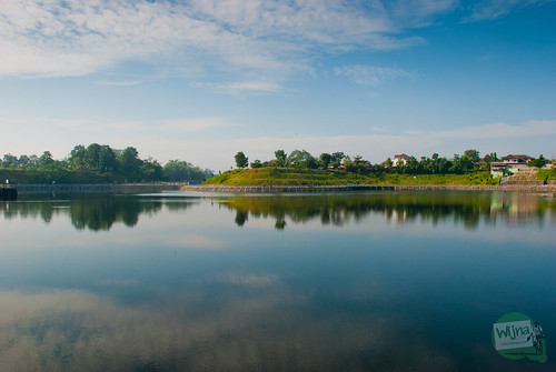 foto refleksi pantulan permukaan air dan langit di Embung Tambakboyo, Sleman, Yogyakarta
