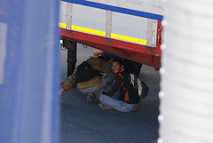 Μετανάστες κρυμμένοι κάτω από νταλίκα με την προσδοκία της φυγής τους προς την Ιταλία. Περισσότερα για την φωτογραφία στο Flickr.