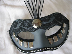 Máscara preta com chatons