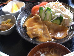 フードスペース めぐみ「白金豚ロース生姜焼き定食」（980円）