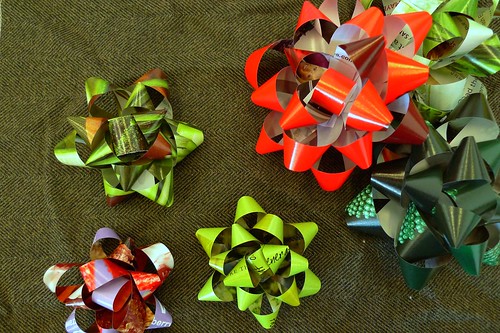 day 063: recycled magazine bows