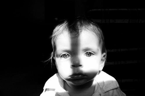 フリー画像|人物写真|子供ポートレイト|外国の子供|赤ちゃん|モノクロ写真|フリー素材|