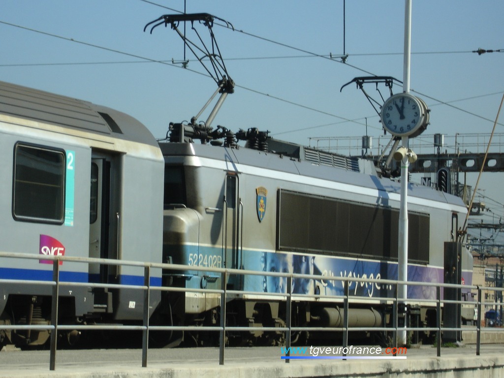 A passenger train leaving the Marseille Saint-Charles station on May 7th, 2009