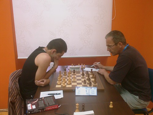 A l'esquerra el gran mestre Ahmed Adly, líder del torneig