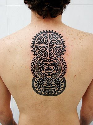 foto tatuagem maori costa