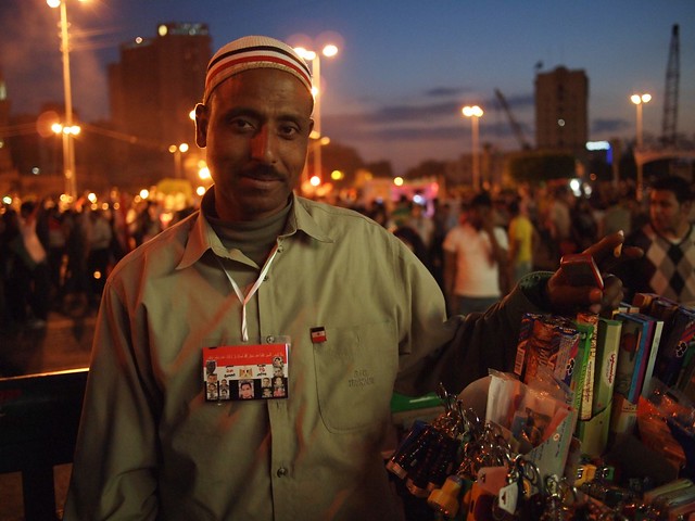 رجل مبتسم في التحرير مساءا