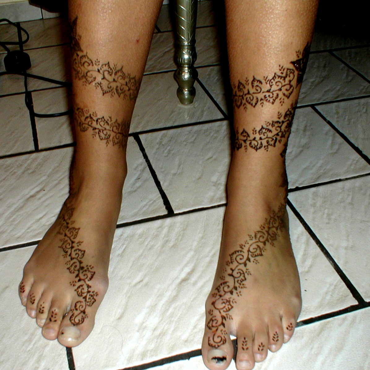 henna tattoofeet and legs