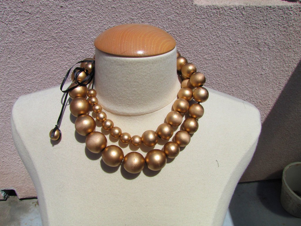gold baubles necklace