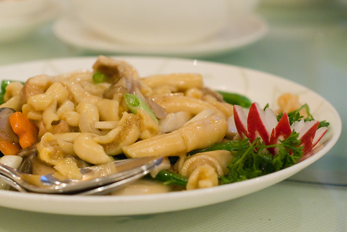 皇子菇炒桂花蚌 Stir-fried sea cucumber clams with shimiji mushrooms on a bed of vegetables.