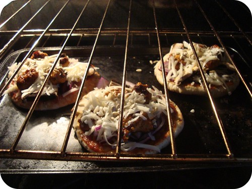 mini pizzas cooking
