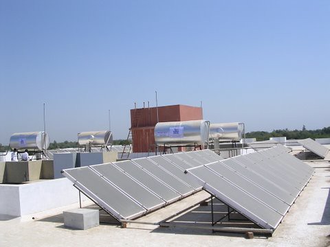 Instalação solar no topo de hospital. Foto: nrg_solar