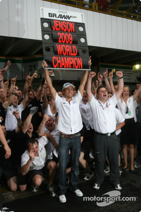 Jenson Button festeja junto a su equipo los dos campeonatos ganados.