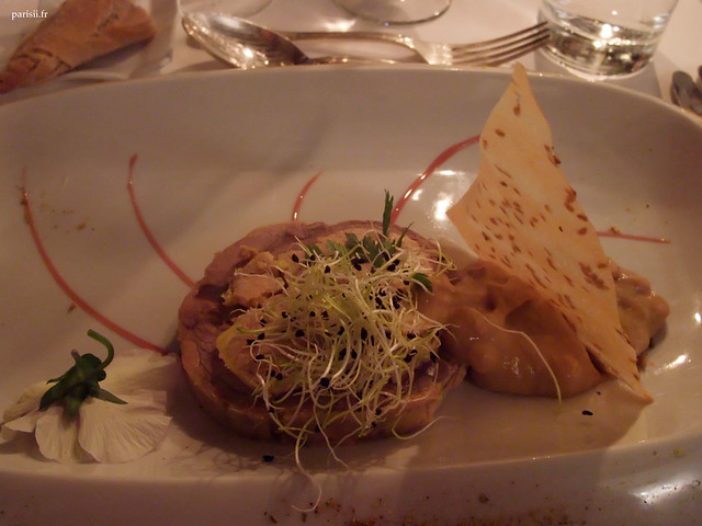 Pressé de foie gras de canard et jarret de veau au ratafia, chutney de rhubarbe aux pignons de pin 
